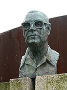 Busto de Luis Seoane na praza homónima, A Coruña.