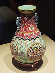 Bình gốm sứ trang trí thời Càn Long nhà Thanh