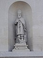 Statue de Saint-Nicolas sur la façade de l'église.