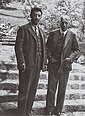 Bajazid Doda und Franz von Nopcsa im Anzug gekleidet und rauchend nebeneinander stehend