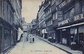 La Grande rue (devenue rue Henry-Chéron) sur une carte postale de la fin du XIXe siècle ou du début du XXe siècle.