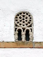 Celosia-Fenster mit kreis­förmigen Oberlicht in San Miguel de Villardeveyo, Llanera, Asturien, 9. (?) oder 10. Jh.,[5] mögl. unter maurischem Einfluss