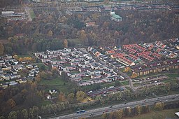 Vy över del av östra Backa, mellan motorvägen E6 (nedan) och Backa kyrka (ovan).