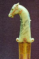 ヒスイ、金、ルビー 、エメラルドでできた柄のついているムガール帝国時代の短剣。刀身は金がちりばめられたダマスカス鋼