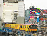 東急東橫店西館3樓月台往表參道站方向的銀座線電車（2016年2月24日）