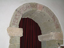 HER SǷUTELAÐ SEO GECǷYDRÆDNES ÐE («Здесь показывается слово тебе»). Древнеанглийская надпись над аркой южного портика в приходской церкви святой Марии X века в Бриморе, Гэмпшир
