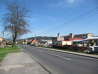 Silnice II/487 v obci Hovězí
