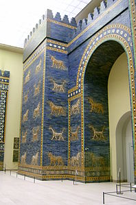Rekonstruaĵo de la Iŝtar-pordo (Babilono, 575 a.K.) en la Pergamo-muzeo (Berlino).