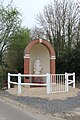 L'oratoire de la Vierge Marie, sur le chemin de l'église.