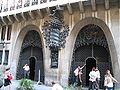Arcs parabòlics[8] a la façana del Palau Güell, obra d'Antoni Gaudí.