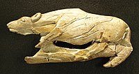Hiena esguilando (12.000-17.000 BP). Fecha en colmillu de mamut, atopose na cueva de La Madeleine (Francia).