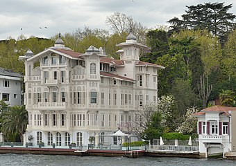 Un yalı est une demeure construite à proximité immédiate du bord de l'eau (presque exclusivement sur le front de mer) à Istanbul.