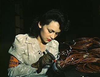 Ouvrière de l'usine Lockheed Vega, située près de l'aéroport Lockheed Air Terminal à Burbank (Californie), en juin 1942 (photographie conservée à la bibliothèque du Congrès). (définition réelle 7 373 × 5 679)