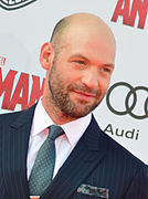 Corey Stoll interprète Charles Wainwright.