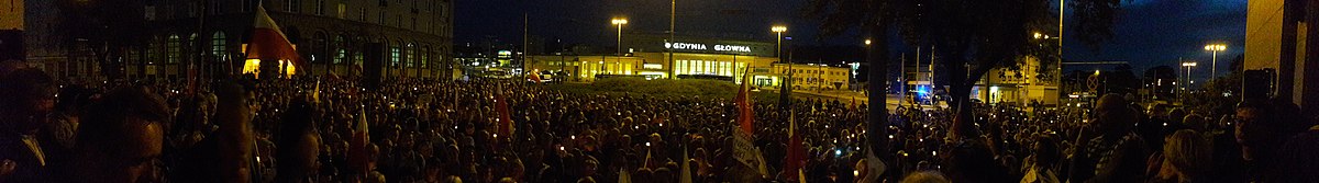 „Łańcuch światła” – protest obywatelski „w obronie sądów”, 22 lipca 2017, Plac Konstytucji przed Sądem Rejonowym w Gdyni