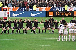 Haka réalisé par les All Blacks avant un test match contre la France en 2006.