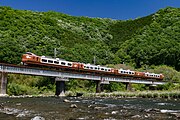 伯備線の備中川面 - 方谷間で高梁川を渡る特急「やくも」