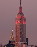 Chrysler Building syns i bakgrunden.