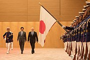 Japonya Öz Savunma Kuvvetleri, Mike Pence'in ziyareti sırasında ulusal bayrağı taşıyan muhafızları onurlandırdı.