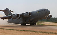 Um C-17 decolando.