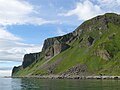 Cabo Aiak, na costa sur da illa de Unalaska en xullo.