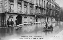 Le Cours Desir, rue Jacob, victime de la crue de 1910. Vue de l'entrée principale