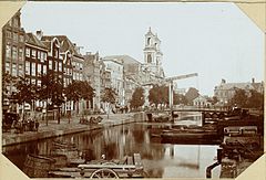 Houtgracht looking east towards Mozes and Aäron church (left) with the bridge between Vlooienburgersteeg (Houtkopersdwarsstraat) and Korte Houtstraat. c. 1867