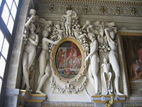 Os elaborados relevos de estuque (gesso) que decoravam o Chateau de Fontainebleau foram extremamente influentes. Friso decorativo em baixo relevo acima