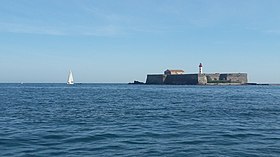 Vue de l'île et du fort de Brescou depuis la mer, en 2020.