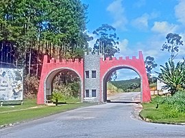 Portal de Conceição do Castelo na margem da BR-262