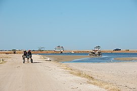 Route menant à Palmarin et bordant un espace aquatique naturel.