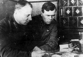 Командир 732-го зенитно-артиллерийского полка подполковник М. Т. Бондаренко (слева) и военный комиссар полка старший батальонный комиссар Г. И. Морозкин. Тула, октябрь-ноябрь 1941 года.