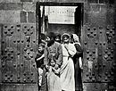משפחה יהודית בפתח ביתה, טבריה 1893.