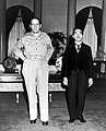 Douglas MacArthur u l-Imperatur Hirohito f'laqgħa.