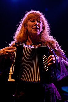 McKennitt saat tampil di panggung pada tahun 2012
