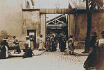 עובדים יוצאים משער אולפני האחים לומייר, תמונה מסרט היסטורי של האחים 1895