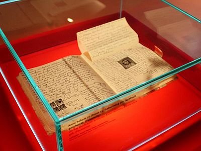 La taglibro de Anne Frank en muzeo de Berlino.