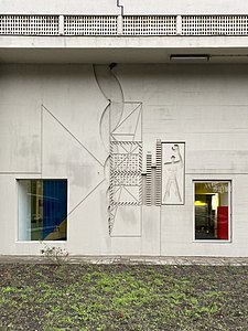 En detalj av fasaden på Corbusierhaus i Berlin.