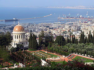 "מקדש הבאב" בחיפה המשמש כמאוזוליאום של עלי מוחמד, מייסד הדת הבהאית, על רקע נמל חיפה.