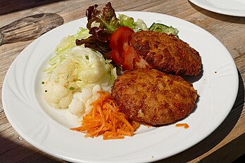 Des Kaspressknödel, spécialité autrichienne, servis ici avec légumes et salade. (définition réelle 3 888 × 2 592)