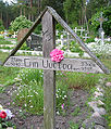 Tombe d'un marin en Estonie surmontée d'une croix en bois.