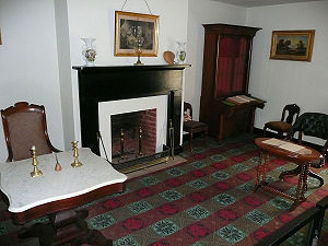 Гостиная в доме Маклина (реконструкция). Генерал Ли сидел за мраморным столом слева, генерал Грант — за столом справа