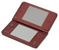 Roter Nintendo DSi XL, aufgeklappt