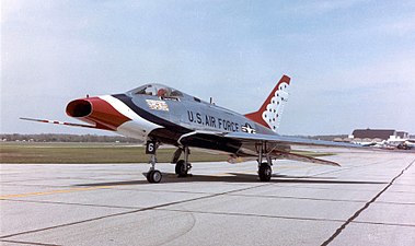 En F-100 Super Sabre i Thunderbirdsmålning.