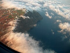 Santorin vue d'avion, avec la brume de mer.