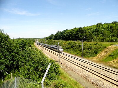 Deux rames (en livrée Atlantique) se croisent sur la LGV Atlantique, à Angervilliers.