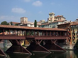 Ponte degli Alpini và lâu đài.