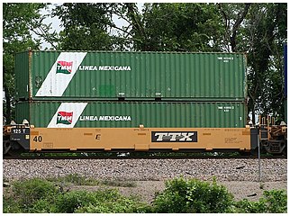 A well car loaded with two forty-foot containers of Transportación marítima mexicana (TMM)[11]