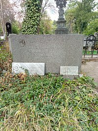 La tumba de Stefan Mladenov en el Cementerio Central de Sofía (BG_type: landmark 42°42′50.0″N 23°20′00.5″E﻿ / ﻿42.713889, 23.333472)