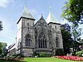 Stavanger domkirke med gotisk kor og tårn sett fra øst.